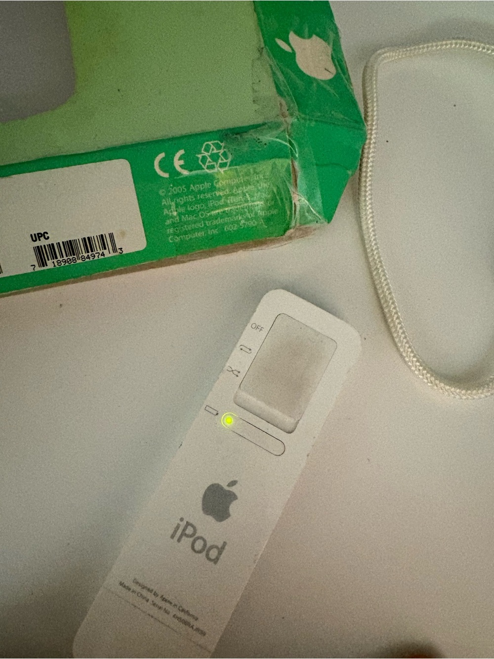 Apple White iPod‎ Shuffle (1st Gen) with White Lanyard Original Box Charges - Picture 3 of 6